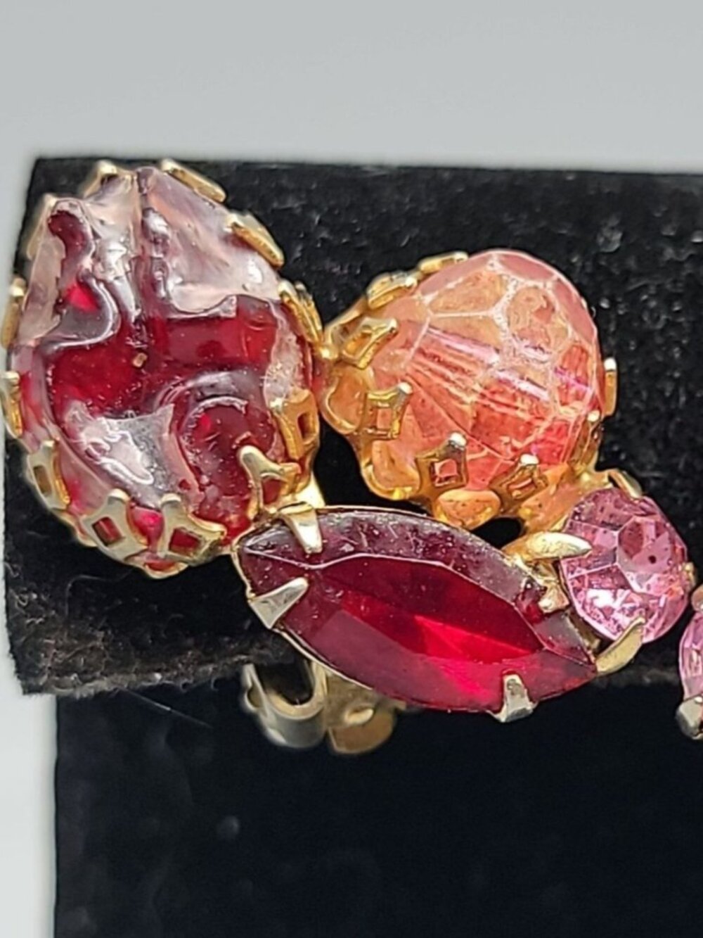 Vtg Juliana DeLizza Elster Red Pink Givre Glass Rhinestone Cluster Clip Earrings